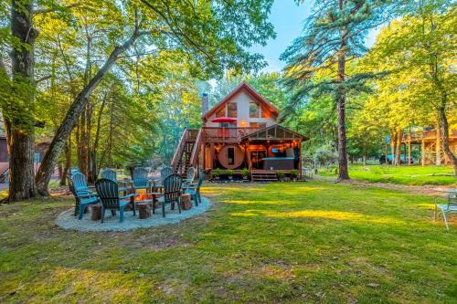 Lake Harmony Estates House | Sauna and 2-Story Deck Luxe Poconos Chalet