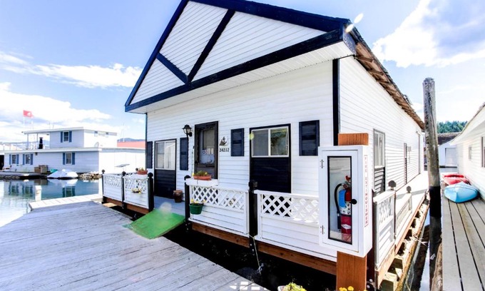 Bayview Boat Rental | Scenic Bay Float Home Hideaway