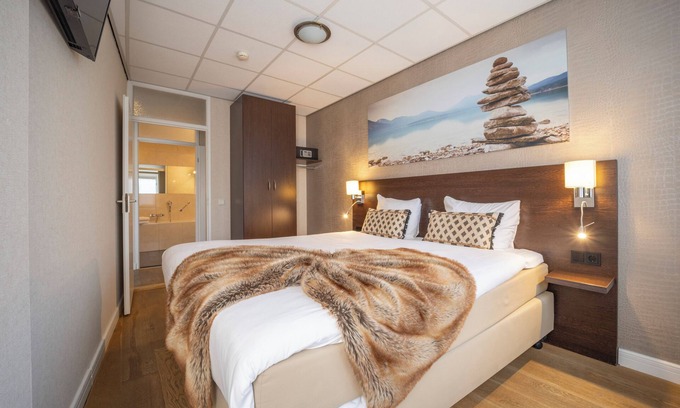 Edelstenenbuurt House | Scenic Escape with Complimentary Breakfast, Parking and Local Trails