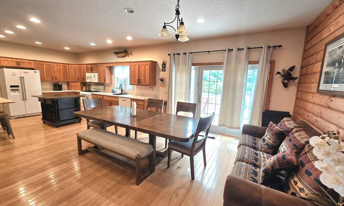 Lansing House | Scenic View Lodge- w/hot tub & POOL