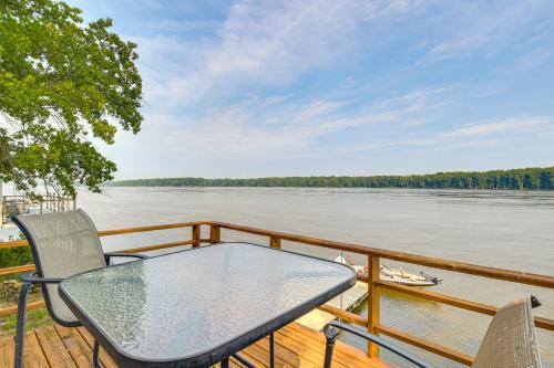 Fulton House | Scenic Views and Yard Mississippi River Retreat!