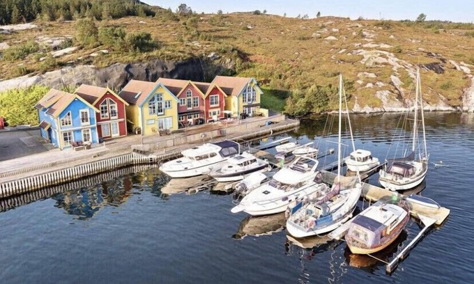 Fjell House | Scenic waterfront cabin, 35 min drive to Bergen and access to fjord