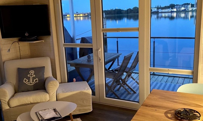 Luebeck House | Schönes Hausboot in der Nähe von Lübeck Unsere Snowbird mit Traumhaftem Trave