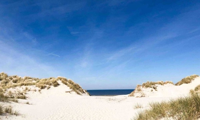 Nes RV Rental | Schitterend Tenthuis, Dichter bij de zee kan Niet!