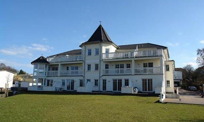 Binz Apartment | Schlösschen am Schmachter See by Rujana