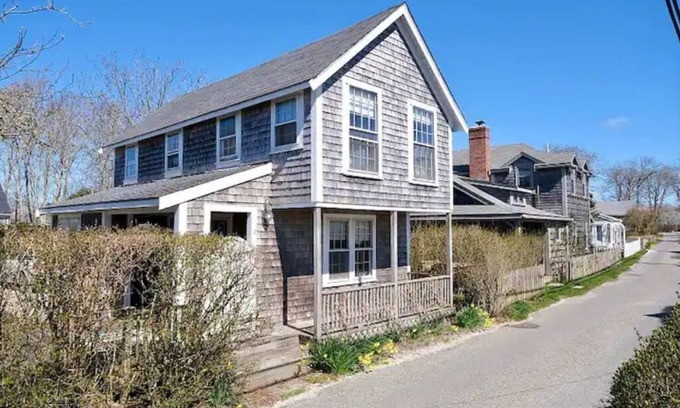 Siasconset House | ‘Sconset Charmer, steps to beach