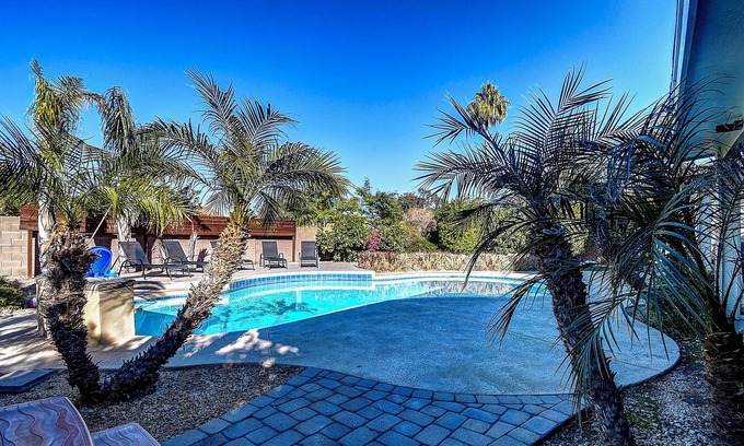 Roadrunner Estates East House | Scottsdalestays–6BR-12 Bed Estate w/Big Pool, Hot Tub & Theater-Mins to Events