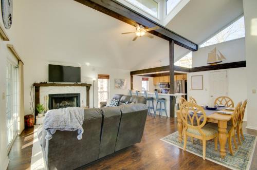 Osage Beach House | Screened Porch and BBQ Margaritaville Resort Escape
