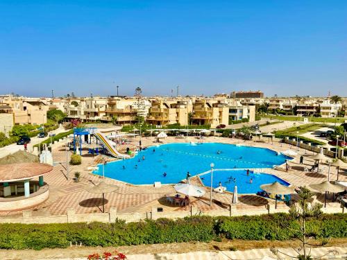 Al-Hammam Ski Chalet | Sea & Pool View Deluxe Chalet - Prime Spot in Badr Resort