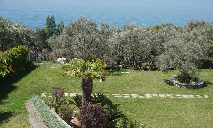 Lefokastron Apartment | Sea side house with magnificent garden