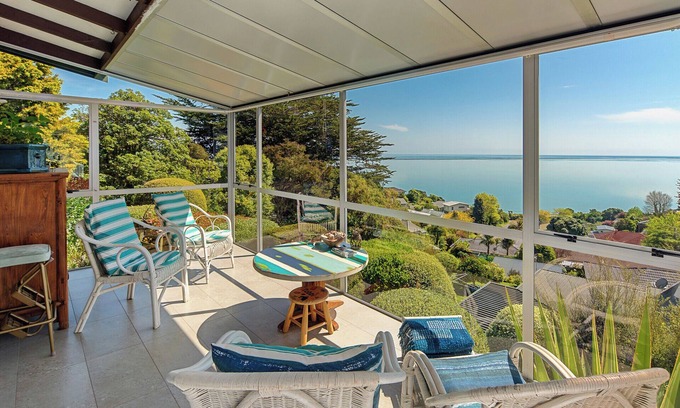 Atawhai House | Sea Tide Views - A Hidden Gem Just Minutes from the City!
