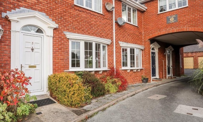 Menai Bridge House | Sea View Cottage