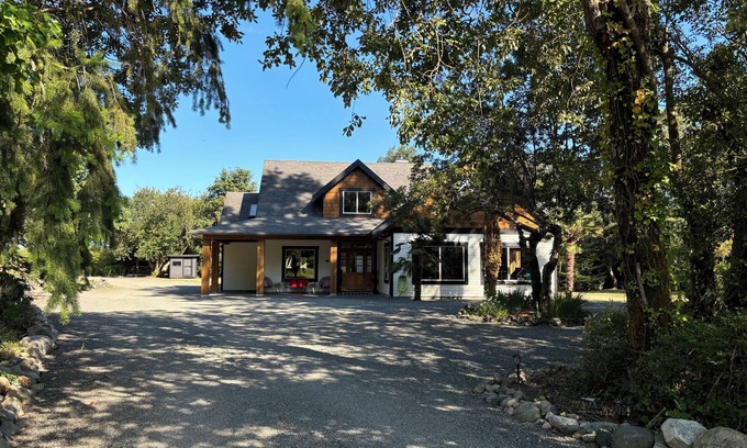 Central Saanich Other | Seabrook Farmhouse with Hot Tub & Swimming Pool, 4 min to Butchart Gardens