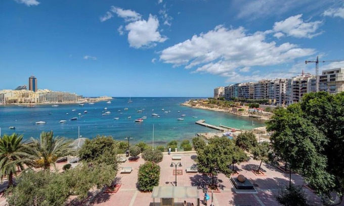 Il-Balluta Apartment | Seafront 2BR apartment in Sliema