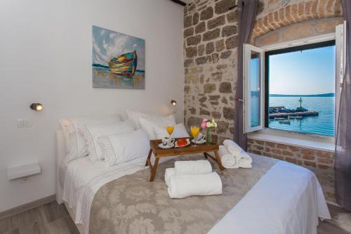 Kastel Stari Apartment | Seafront apartment in historical Cippico castle