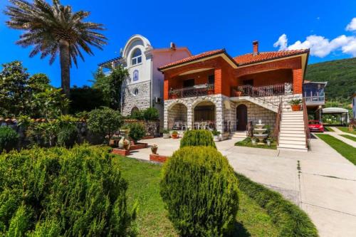 Bijela Apartment | Seafront Haven Darka - Happy Rentals