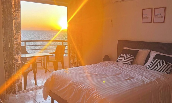 Avlakia Apartment | Seafront studio with terrace