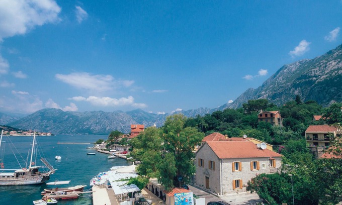 Kotor Villa | Seafront Villa Dobrota by the beach