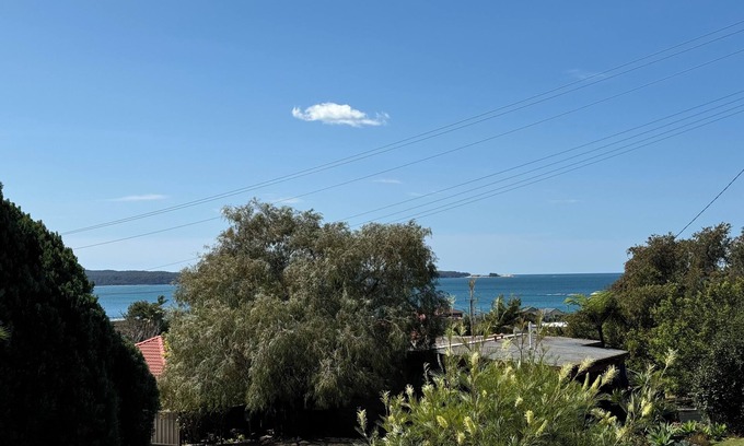 Batehaven House | "Seas the Bay" -House with water views.