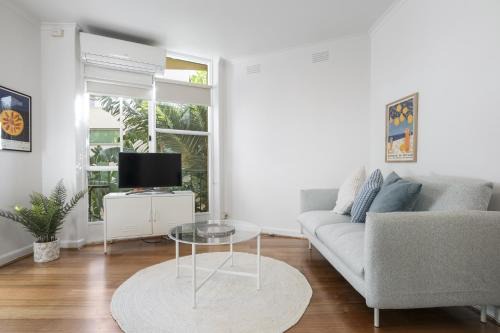 St Kilda Apartment | Seaside 1-Bed Stay Near Cafés & Attractions