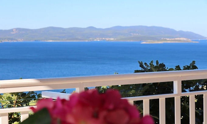 Podobuce Apartment | Seaside Apartments Hrkać - Comfort One Bedroom Apartment with Terrace and Sea View 1