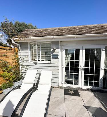 South Hayling House | Seaside Cabin Retreat in Hayling Island
