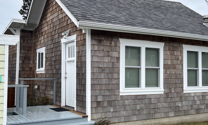 Newport House | Seaside cottage with deck, washer/dryer, full kitchen, & great location