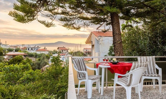 Avia Apartment | Seaside Family Haven - Avia's Spacious Getaway