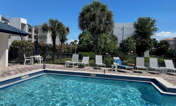 Bella Vista Condo | Seaside Modern Elegance and 3 minute Walk to the Beach