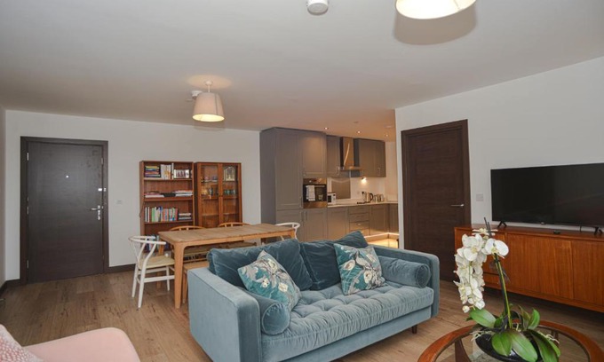 Southend-on-Sea Apartment | Seaview Point, Superb 2- bedroom flat, 12th Floor