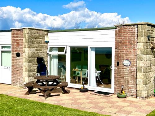 Freshwater House | SEAVIEW self-catering coastal bungalow in rural West Wight