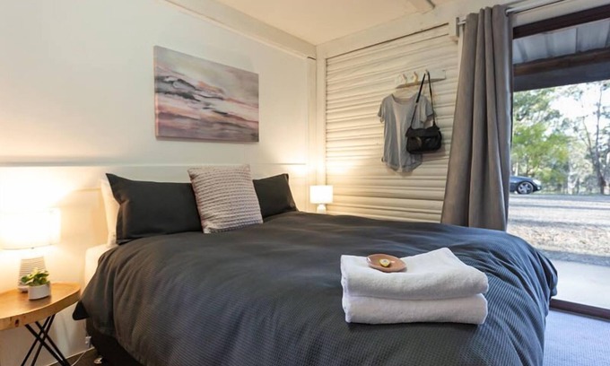 Pokolbin Cabin | Secluded 3BR Cabin in Palmers Lane Estate with Pool, Tennis, walk to Cellardoors