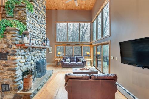 Gloversville House | Secluded Adirondack Cabin about 5 Mi to Sacandaga Lake