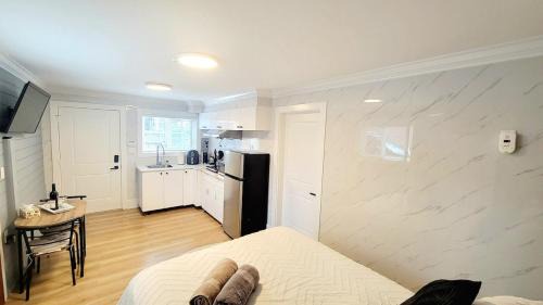 East Side Apartment | Secluded Bachelor Suite