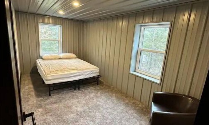 Necedah Cabin | Secluded Cabin-40 acres & trails