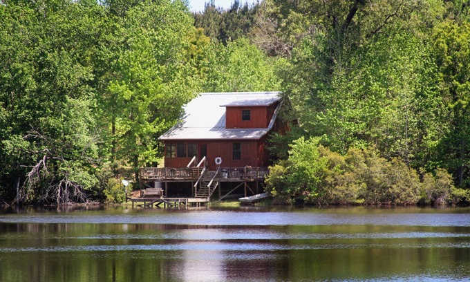 Grapeland Cabin | Secluded Cabin On A 13 Acre lake; 10 min from Crockett, 30m Palestine