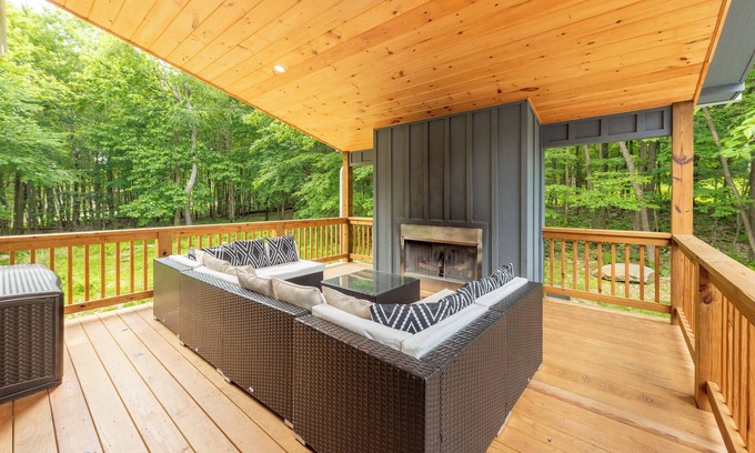 Mountainside House | Secluded Chalet w/Hot Tub & Pool Table