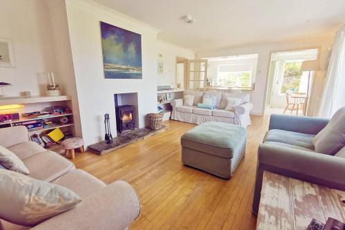 Trearddur Bay House | SECLUDED COTTAGE-4 BED-Sleeps 8- TREARDDUR BAY