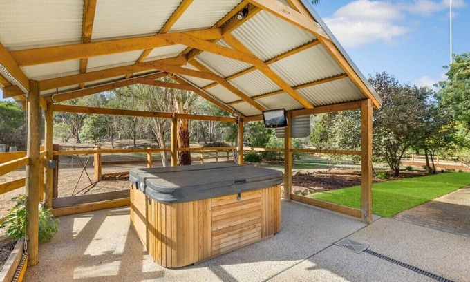 Strathfieldsaye House | Secluded Country Vineyard Estate near Bendigo