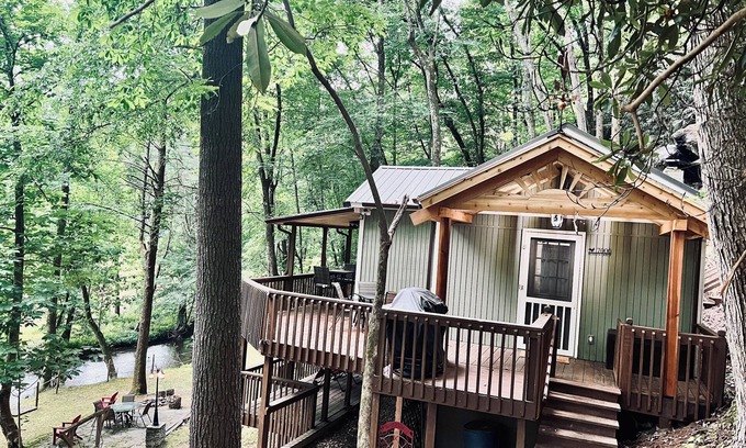 Morganton Cabin | Secluded Creekside Cabin in Morganton near Linville Gorge - hot tub