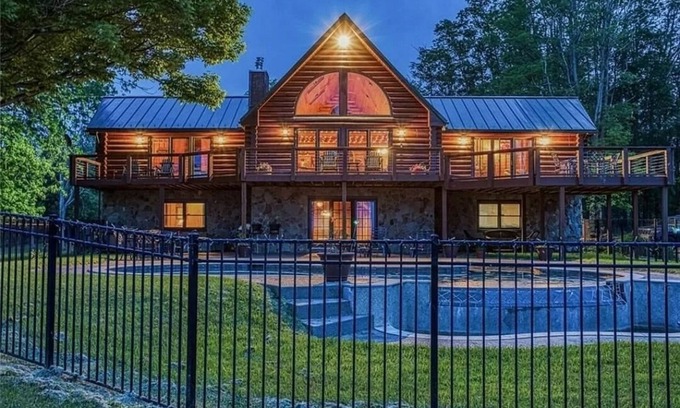 Westfield House | Secluded Lake front log cabin home in Chautauqua County