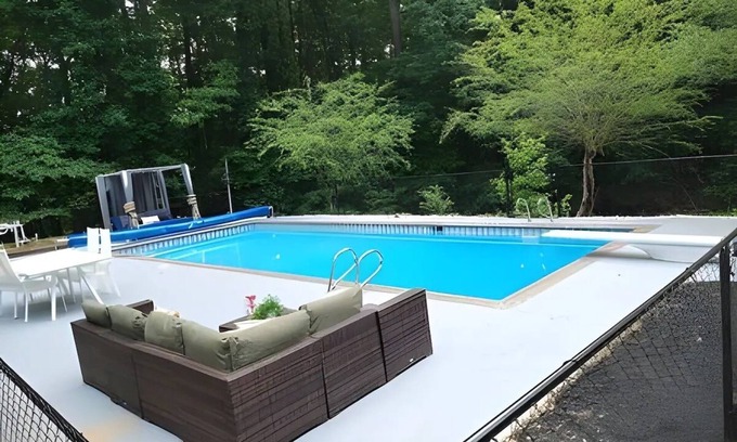 Cliftondale House | Secluded PoolHouse Estate