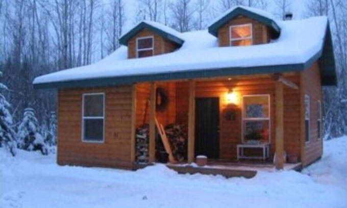 Melrude Cabin | Secluded Serenity - Rustic Cabin Nestled in the Northwoods