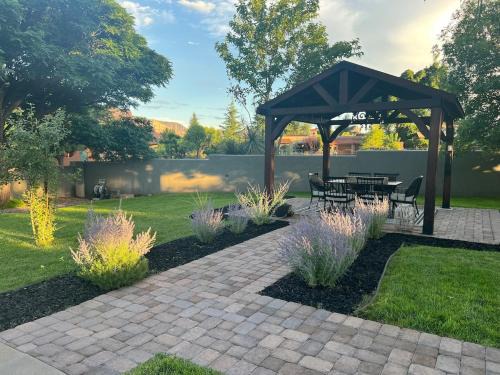 Uptown Sedona Villa | Sedona Uptown Gem!Large yard w grass and shade trees! Views! NEW! BARREL SAUNA! Close to trails, walk to Uptown Sedona, restaurants and shopping