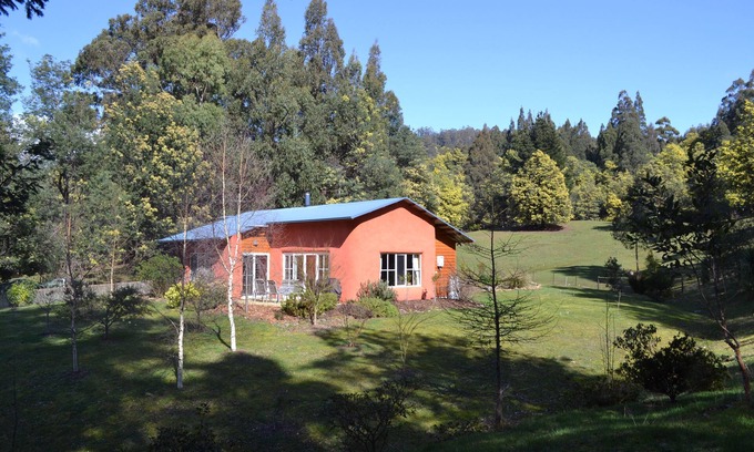 Franklin Cottage | Self-contained in beautiful quiet surroundings with valley and mountain views