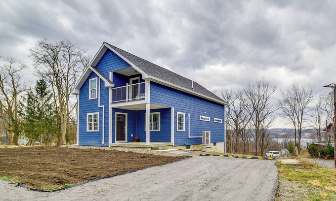 Valois Apartment | Seneca Lake Wine Trail Studio w/Water View!