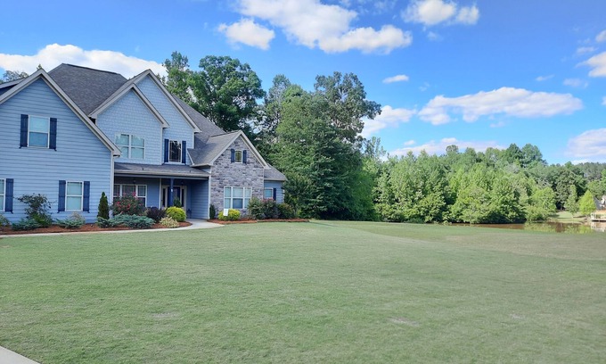 Senoia House | Senoia, GA 5 bed 4 bathroom, 2 miles from downtown Senoia!