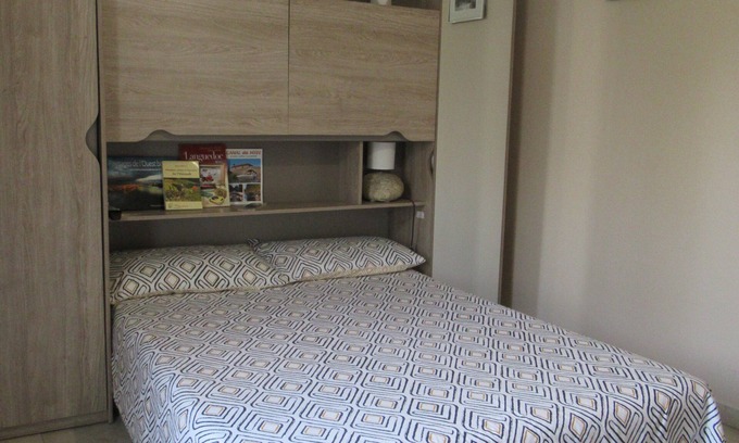 Cazouls-les-Beziers Bed & Breakfast | Separate garden room