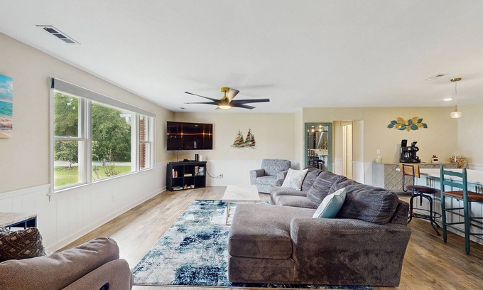 Newport House | Serene 3BR Waterfront Retreat With A/C, Wifi, Two Kayaks, and Full Kitchen