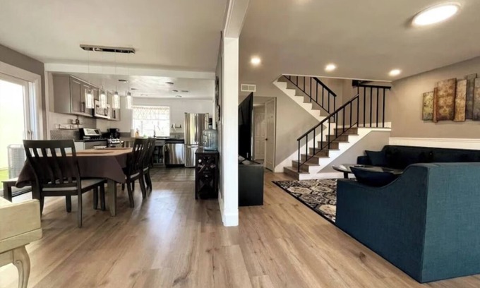 Agoura Hills House | Serene 4-bedroom house lake front house